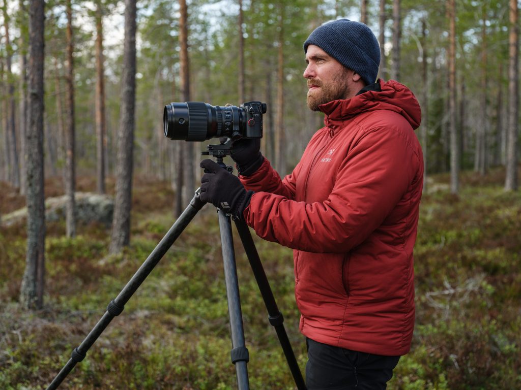Magnus Lindbom photographing in the old forest in Jämtland.